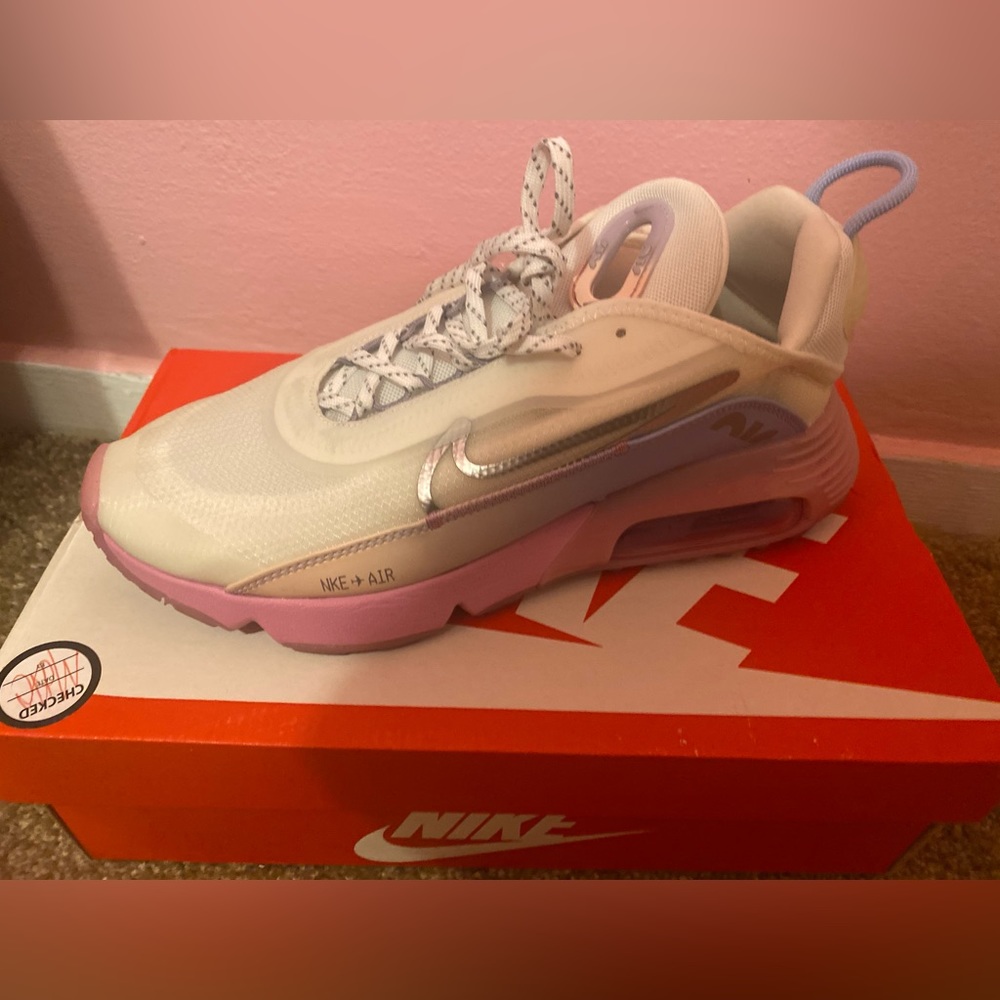 Woman Air Max 2090 Size 9